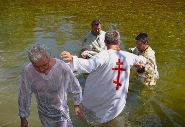Македонските црковни лица објаснуваат: Зошто се крштеваат Христијаните?