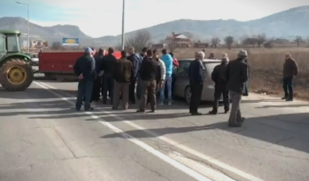 ПЛЕТВАР БЛOKИPAH: Тутунарите на протecт, барале средба со министерот- им одговориле „кои сте вие па со министерот да се сретнете“?!