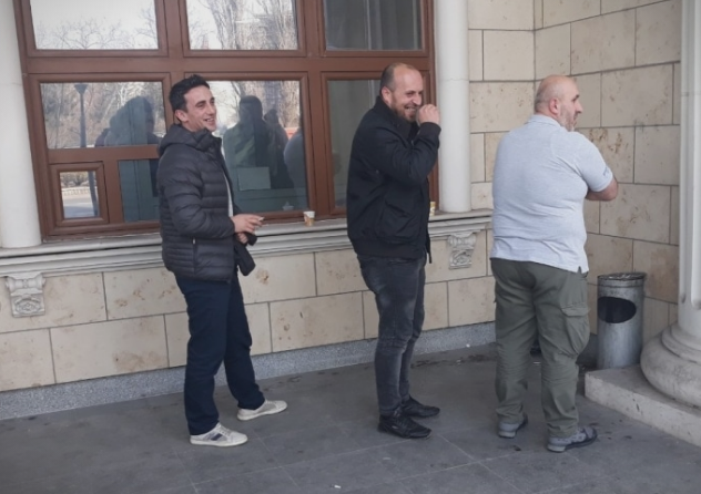 БРУКИ НЕВИДЕНИ: Заев мува не го лази- Обвинетите од Монструм насмеани си правеа селфи со Заев