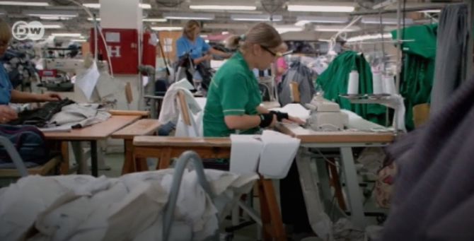 „Дојче Веле“: Во Македонија шиење за милостина, а плати помали од Бангладеш и Кина според трошоците за живот