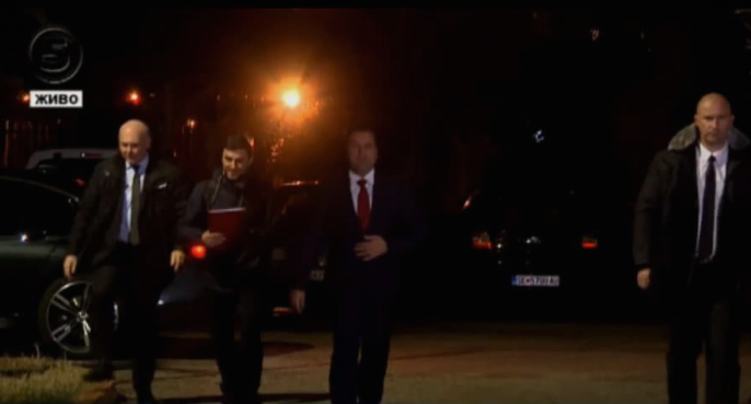 По кој основ Заев оди со државни возила на дебата иако ПОВЕЌЕ НЕ Е ПРЕМИЕР?