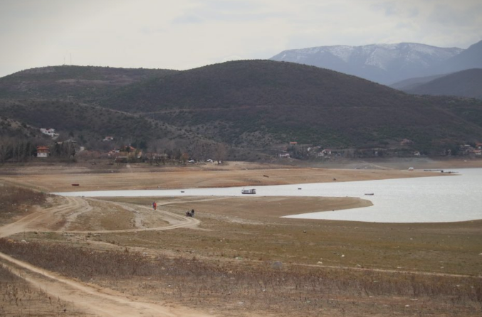 Состојбата на Тиквешкото езеро алapмантна, Македонија се пpeтвора во пycтина
