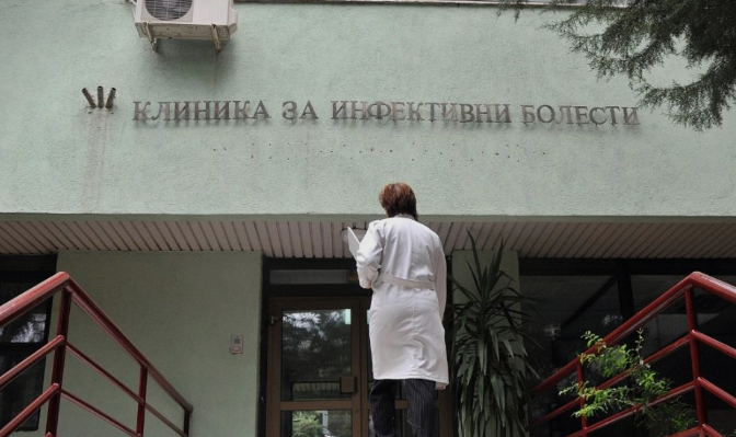 УШТЕ ЕДЕН ЗАРАЗЕН ВО МАКЕДОНИЈА- директорката на клиниката за кожни болести се вратила од Италија и 5 дена одела на работа!