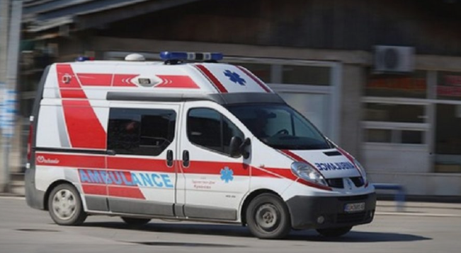 Скопјанец излетал во автомобил, хоспитализиран со тешки повреди