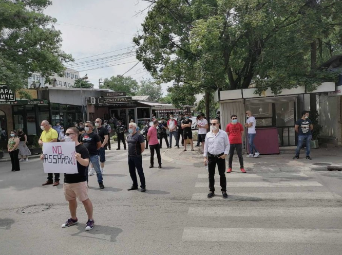 Албанците со протест пред седиштетот на СДСМ, се чуствуваат измамени