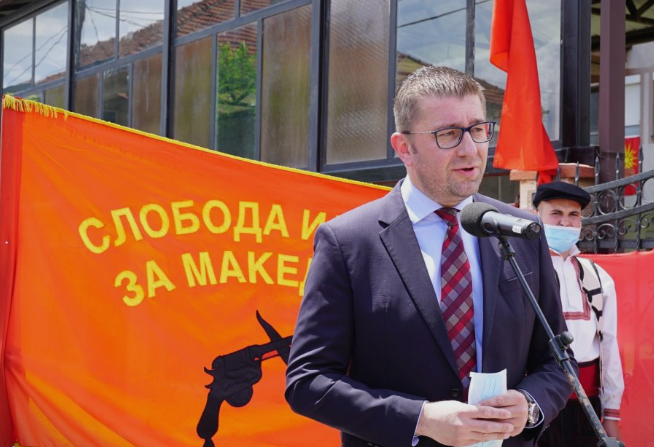 Мицкоски во Горно Лисиче откри плоча во спомен на формирањето на ВМРО-ДПМНЕ пред 30 години (ФОТО)