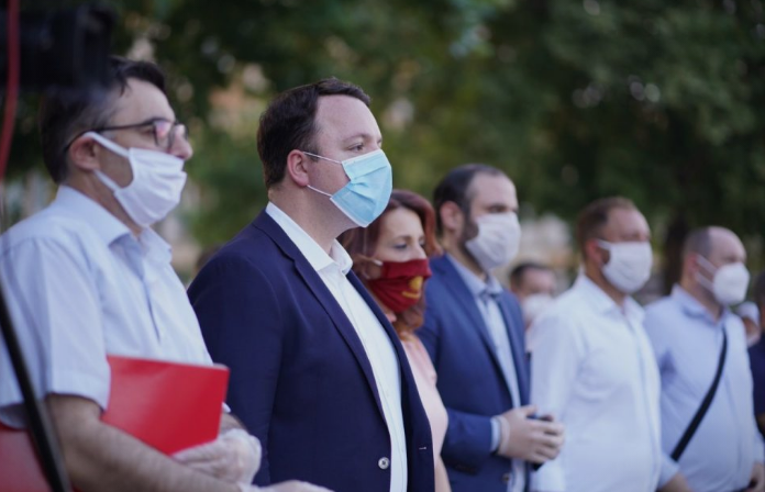 Николоски во интервју за Фокус: Нема фирма која не е изрекетирана, првпат видовме политичар како зема кеш