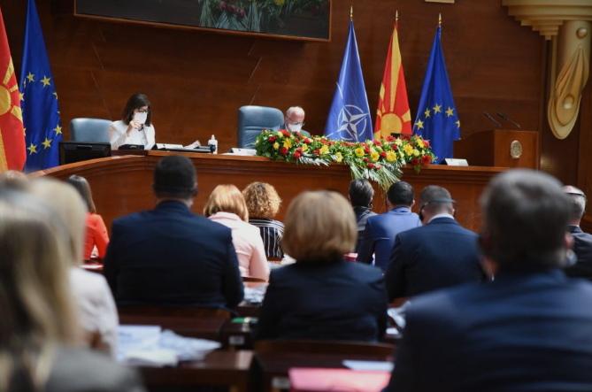 Криза во владејачката коалиција: Седницата одложена за утре напладне, никој не дава одговори зошто денеска не е закажана конститутивната седница