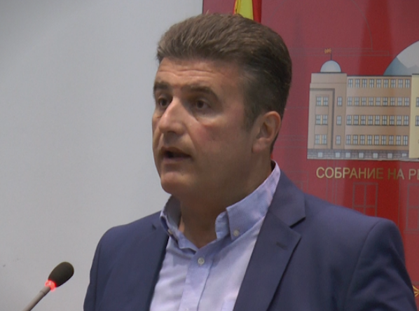 Во време на 40 илјади невработени директорот на СДСМ поделил милион евра плати