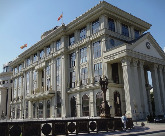 Министерството за надворешни работи на Македонија без Македонец!