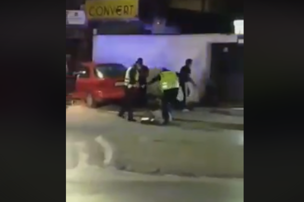 ВИДЕО: Полицајци брутално претепуваат човек на улица, Заев, Маричиќ, Спасовски вака ли изгледа правдата која ја ветивте?!