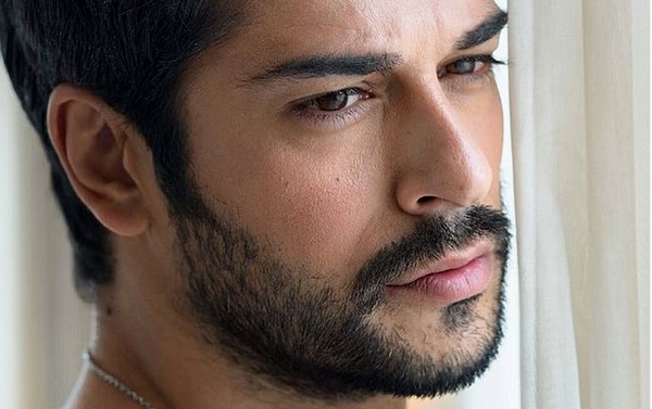 Турскиот заводник Бали Бег го смени имиџот за новата улога (ФОТО)