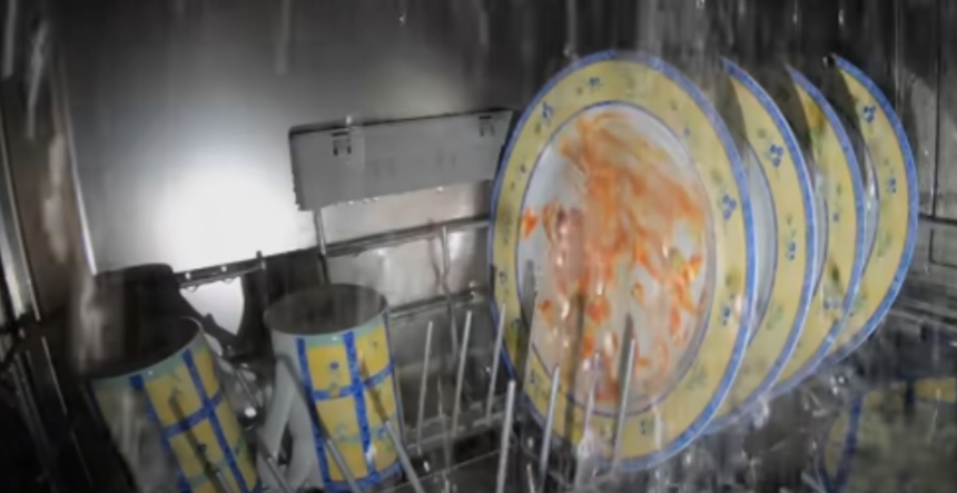 Се прашувате што се случува во машината за садови додека работи? Еве го одговорот (ВИДЕО)