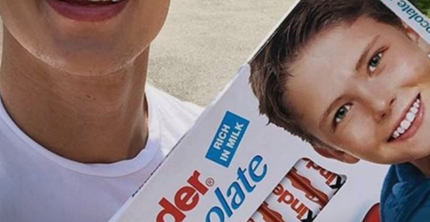 Сега има 29 години и изгледа неверојатно: Oмиленото момче од Киндер чоколадото е родено во Белград (ФОТО)