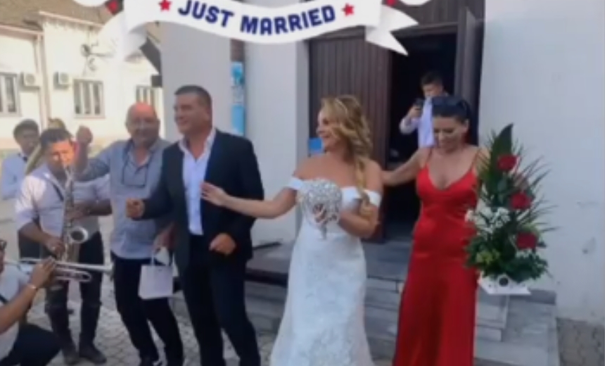 „Може дедо да ти биде“: Пејачката блесна во бело, а фановите удрија по неа без да ја знаат семејната несреќа