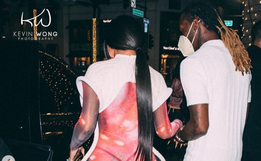 ФОТО: Раскошно надарената пејачка се прошета во бизарен провиден фустан