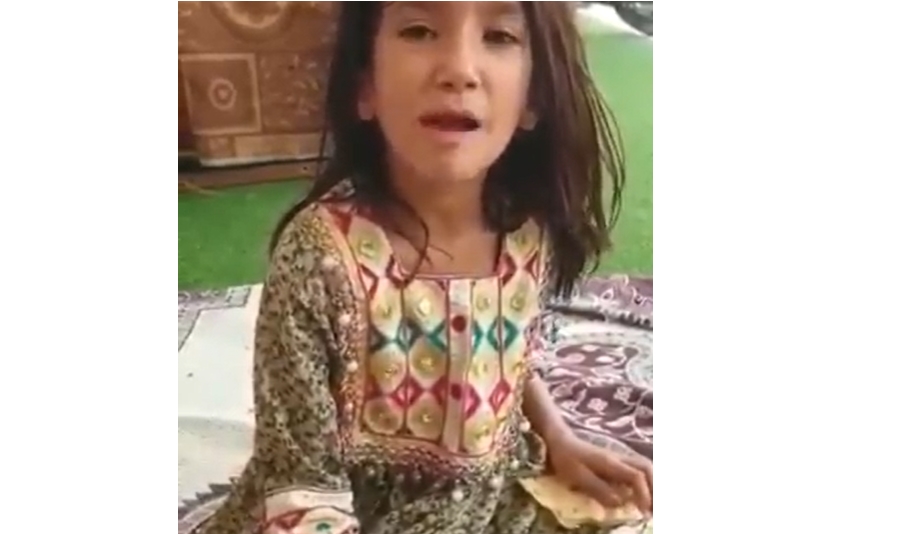 Туристи натераа сиромашно девојче да јаде лута пиперка за пари (ВИДЕО)