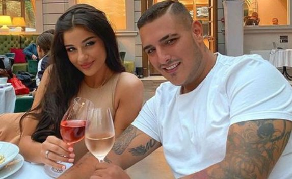 Бабата на Дарко Лазиќ како да и е постара сестра, а не мајка на неговата вереница (ФОТО)