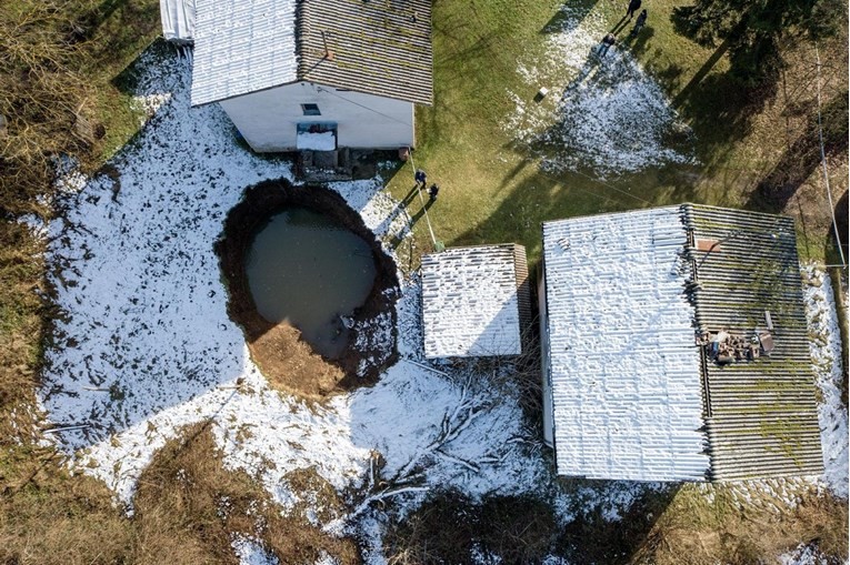 ФОТО: Дупка со дијаметар од 30 метри се појави во Хрватска по земјотресите