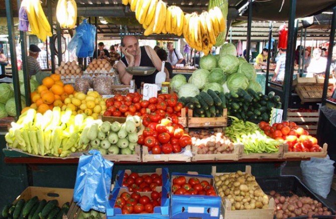 Ова е најтоксичното овошје и зеленчук и се прска со 15 – 17 видови пестициди: Еве како да се одбраните и да останете здрави