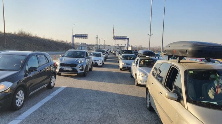 Гужви за вакцинирање во Србија: Колони возила утрово ја напуштаат Македонија (ФОТО)