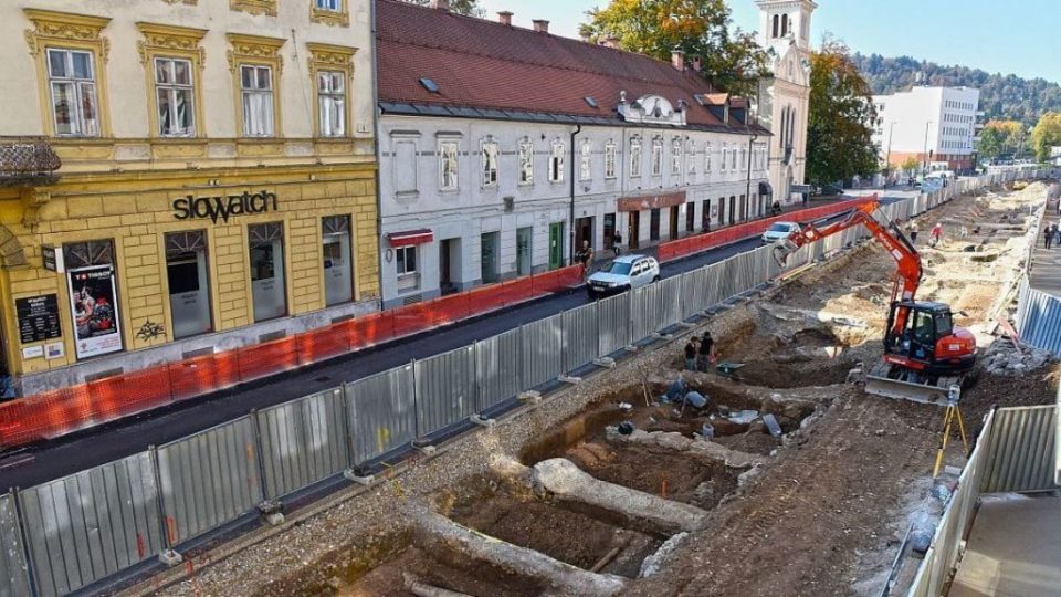 Во Љубљана, како и во Скопје, наишле на археолошки наод: Погледајте што направиле, наместо да го затрупаат местото! (ФОТО)