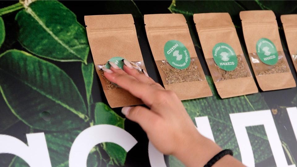 ЕКО АВТОБУСКА ПОСТОЈКА ОД КОЈА ШТО СЕ ЗЕМААТ ПАКЕТЧИЊА СО СЕМИЊА – НОВА ИНСТАЛАЦИЈА ОД ХАЛКБАНК