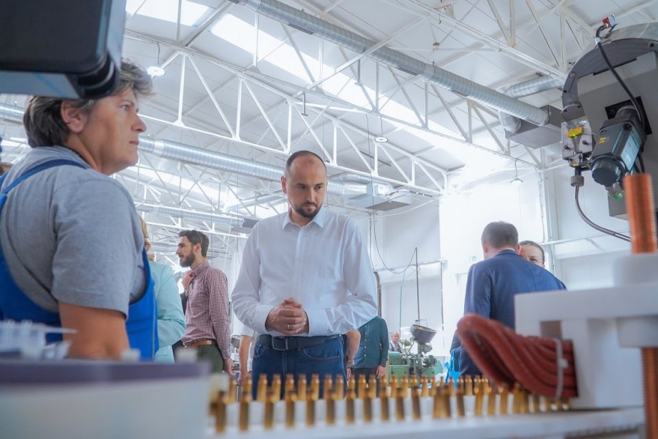 350 Македонци произведуваат муниција на едно место, Петровски и Битиќи во посета на АТС Груп