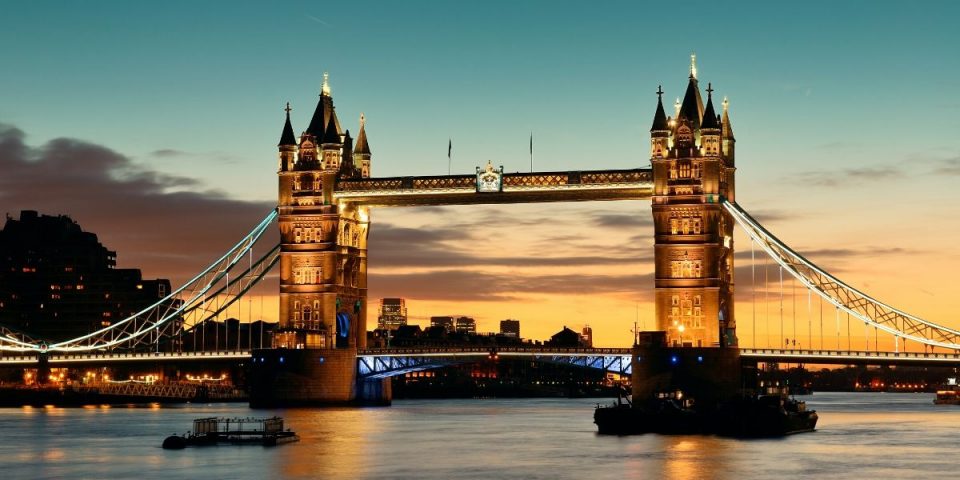 Платите во Велика Британија растат со побрзо темпо од очекуваното