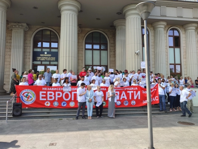 Судската администрација на протест со барање за повисоки плати и исплата на додатоците