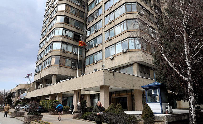 ПОТРЕБНИ СЕ КАДРИ КОИ ЌЕ ГИ ЗАМЕНАТ „ПЕНЗИОНЕРИТЕ“ – Еве какви кандидати бара Народна банка