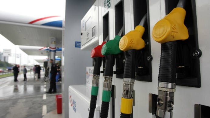 Од ноќеска на полноќ бензините поевтинуваат, дизелот поскапува