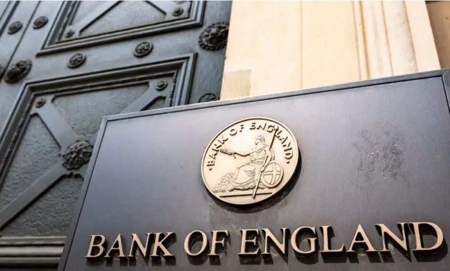 Англиската централна банка чекори по „тенко јаже“