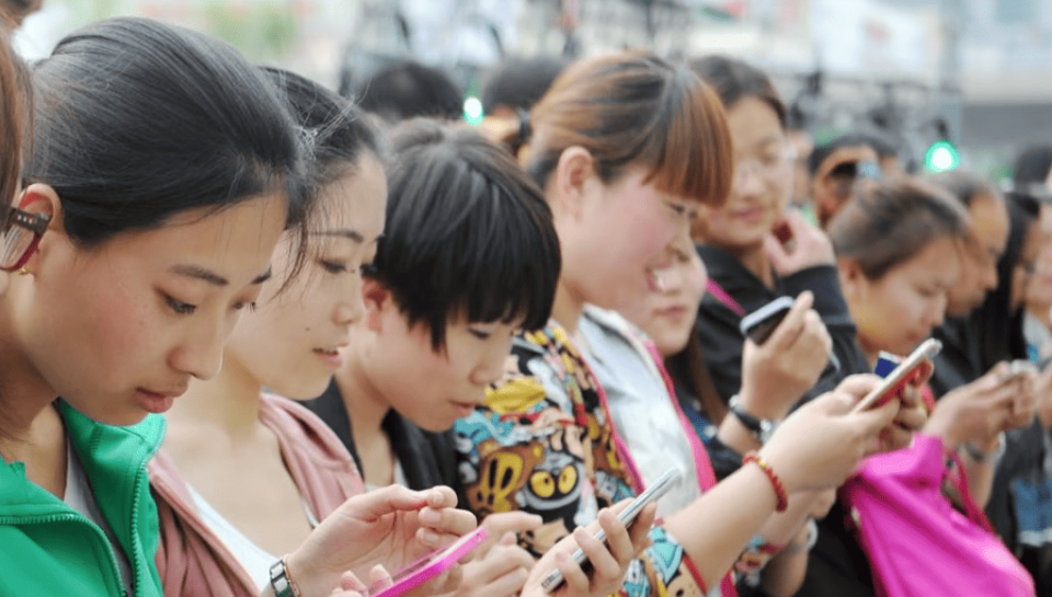 ДРЖАВНА КОНТРОЛА ЗА „НИВНО ДОБРО“: Кина сака да го ограничи времето што малолетниците го поминуваат на мобилните
