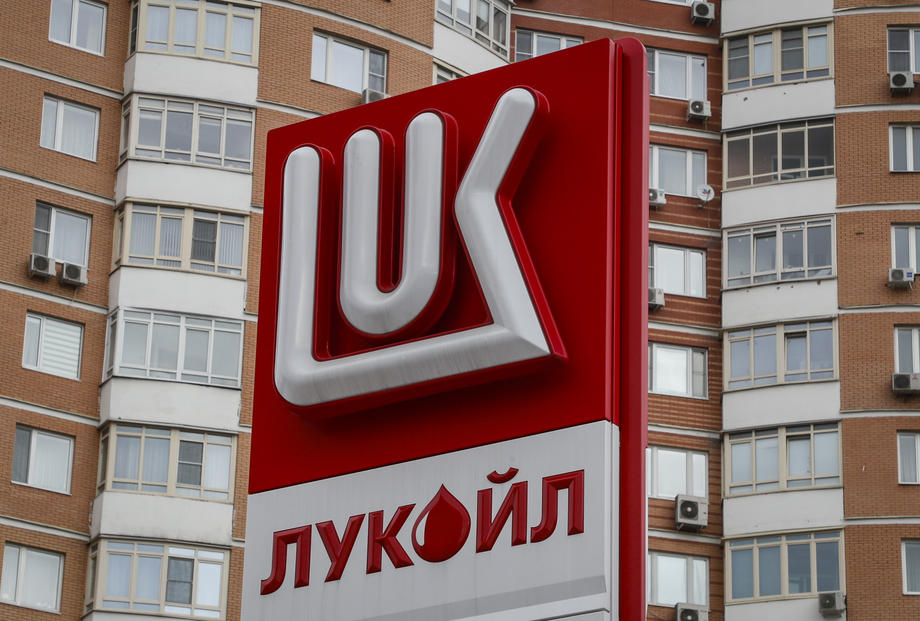 Бугарската царина молчи за увозот на руска нафта преку „Лукоил“