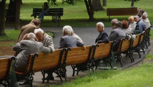 ПЕНЗИОНЕРИТЕ ФИНАНСИСКИ ИМ ПОМАГААТ НА ДЕЦАТА И ОБРАТНО: Многу граѓани тешко успеваат да бидат целосно независни