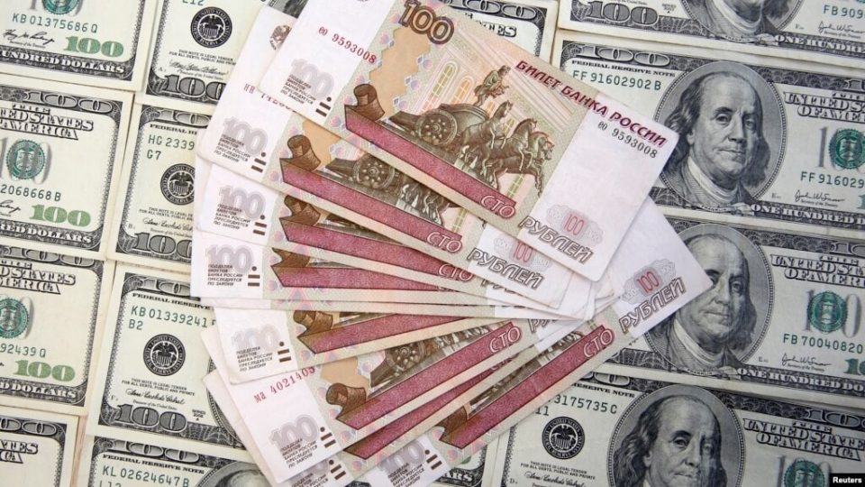 РУСКАТА НАЦИОНАЛНА ВАЛУТА ЈА ПОМИНА ЦРВЕНАТА ЛИНИЈА: НАД 100 РУБЉИ СЕ МЕНУВААТ ЗА ЕДЕН ДОЛАР