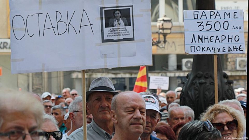 Пензионерите во битка со власта: Mоже ли системот да издржи линеарно зголемени пензии?