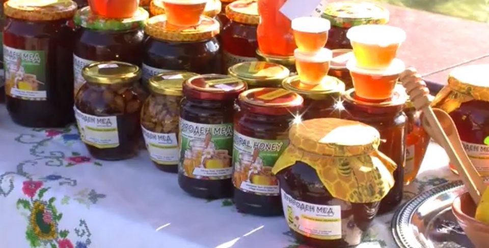 Гликозен сируп наместо мед се продава на пазарите и преку социјалните мрежи