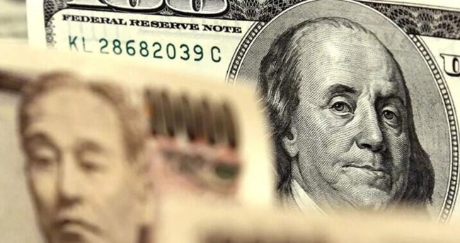 Доларот зајакна, цената на нафтата порасна