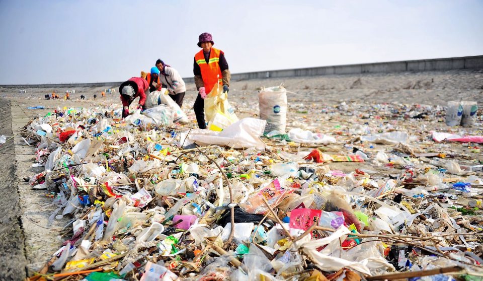 Британија забрани пластика за еднократна употреба, со пластичните шишиња продадени годинава може 68 пати да се обиколи планетата