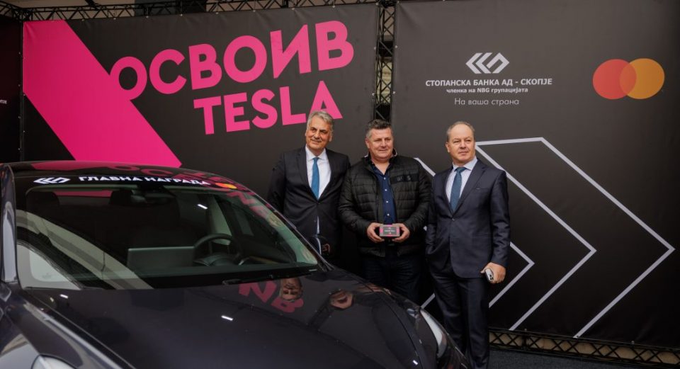 Доделен автомобилот TESLA на среќниот добитник во наградната игра на Стопанска банка