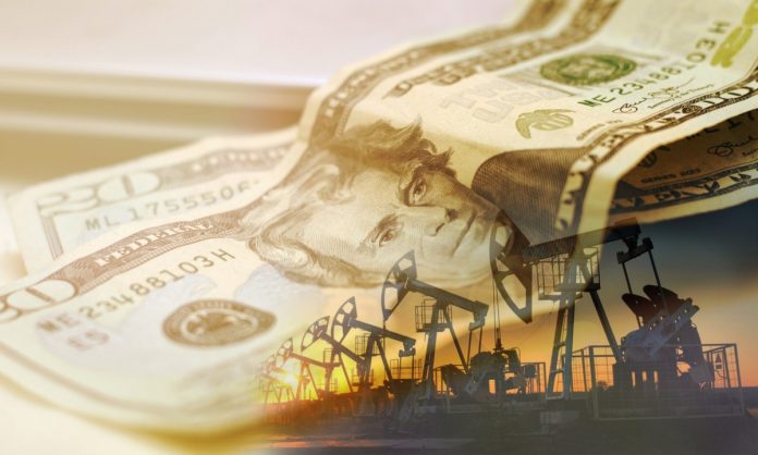 Доларот благо порасна, цените на нафтата паднаа