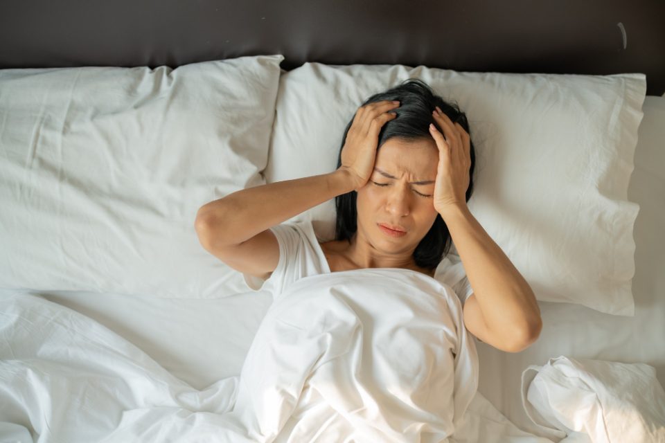 Пет причини зошто наутро се будите со главоболка