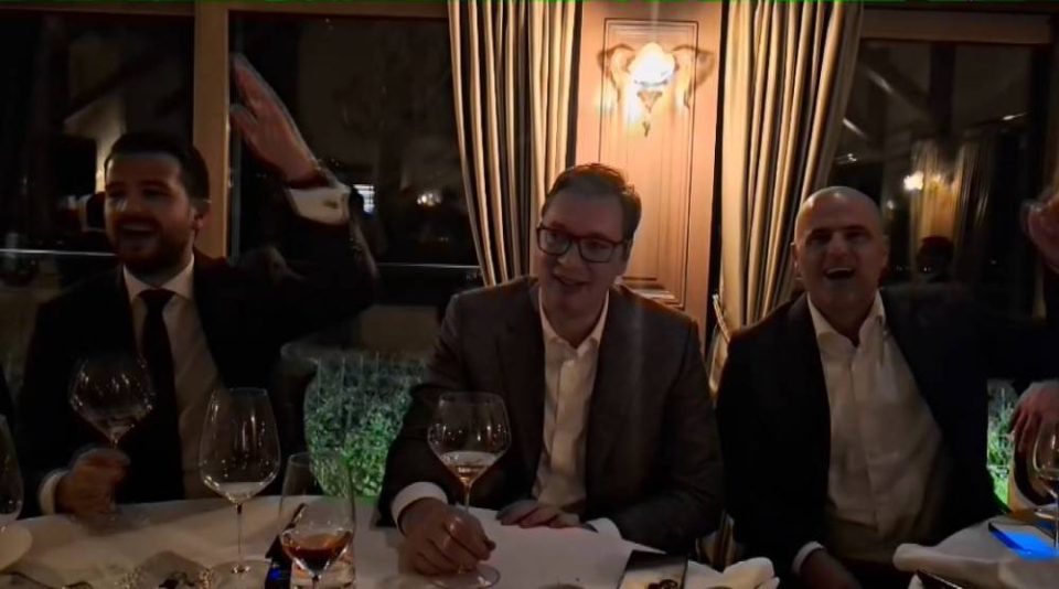 Ковачевски и Вучиќ распеани во српски ресторан по отворањето на саемот „Винска визија на Отворен Балкан“