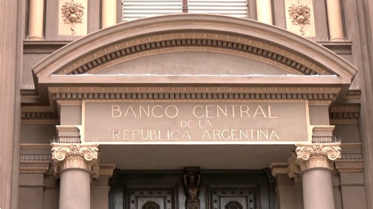 Аргентина ја ослабува вредноста на својата валута во корист на доларот