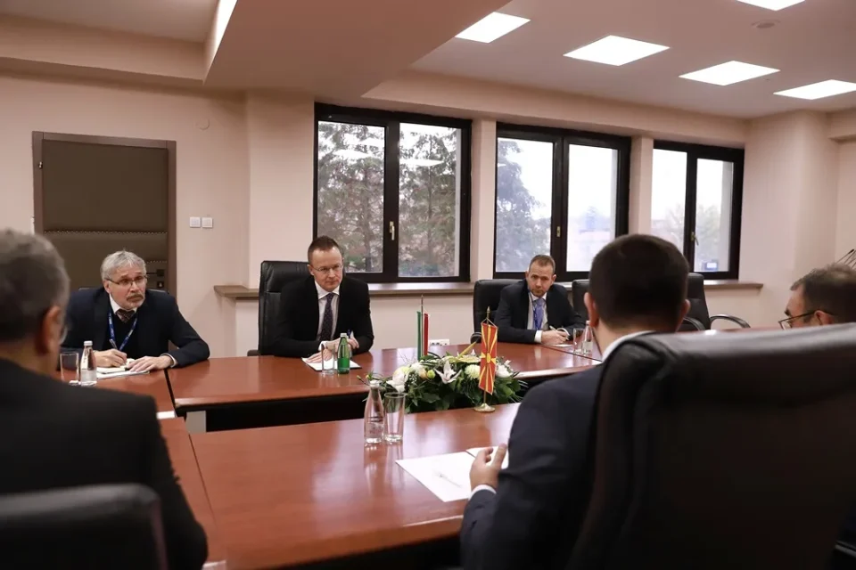 Средба Бектеши-Сијарто: Заедничка координација на Северна Македонија и Унгарија за идни чекори за поставената такса на руски гас од Бугарија