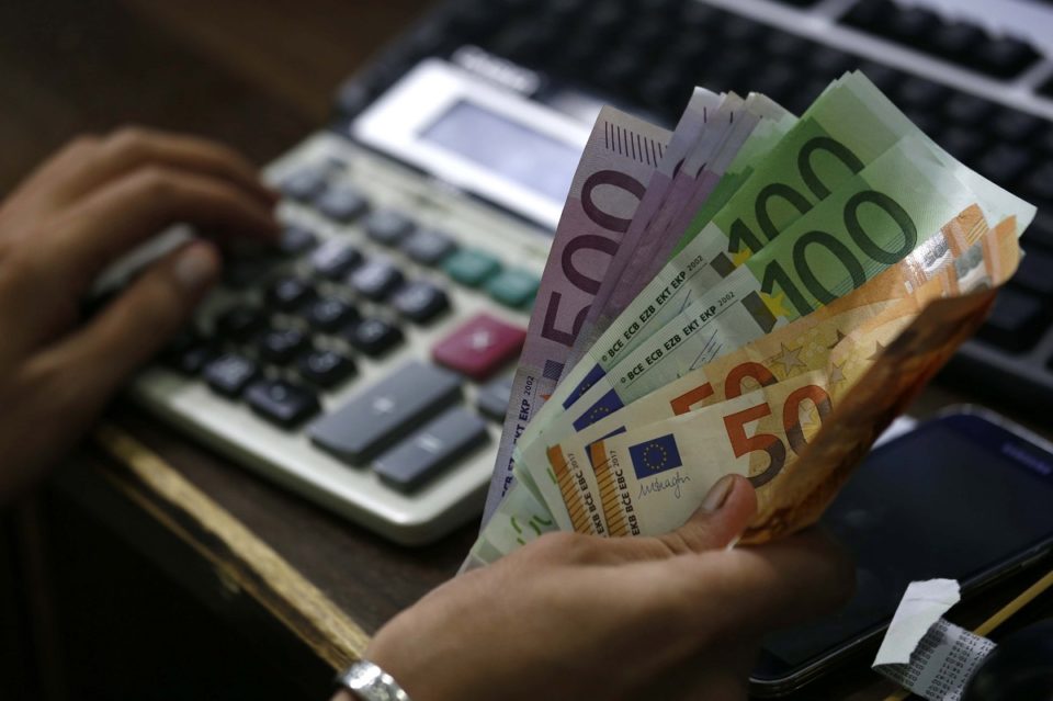 Граѓаните во еврозоната земаат сè помалку кредити