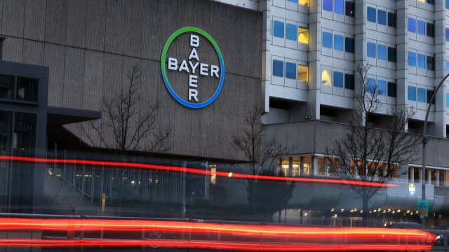 „Bayer“ ја намали дивидендата на законски минимум за да го ограничи својот долг