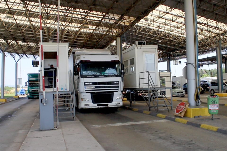 Богоев: Од денес камионите со стока кои увезуваат или извезуваат во Србија се мерат само еднаш
